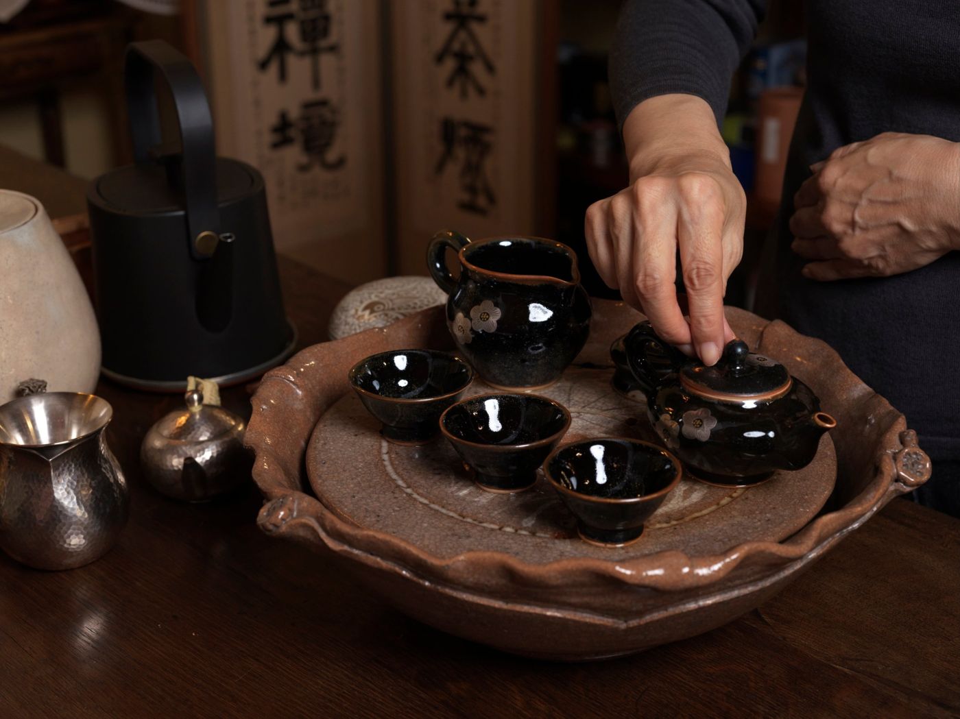 禪境 茶煙 글씨 앞의 천목 다기 찻자리