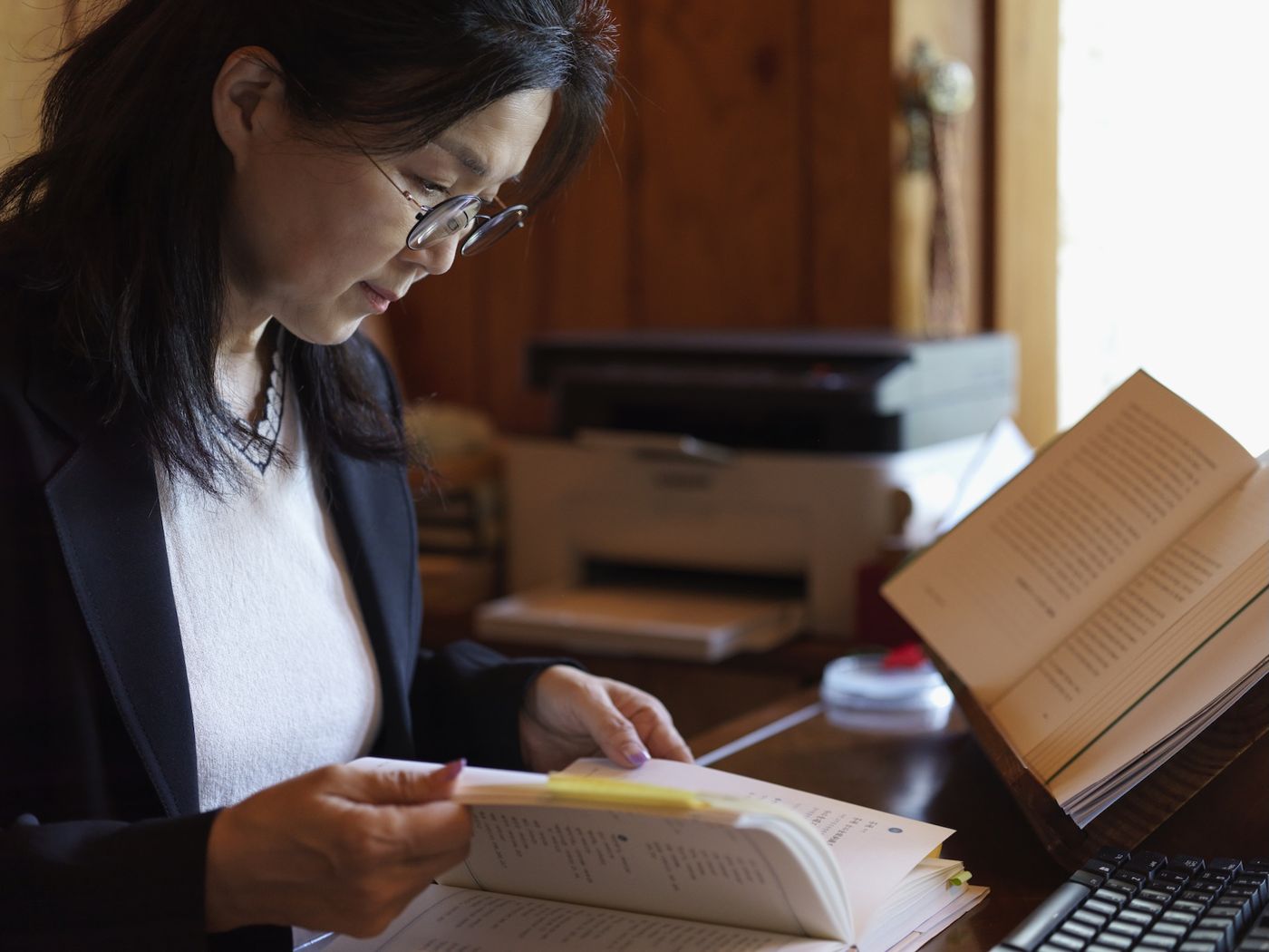 서재에서 책을 읽고 있는 정명희 박사