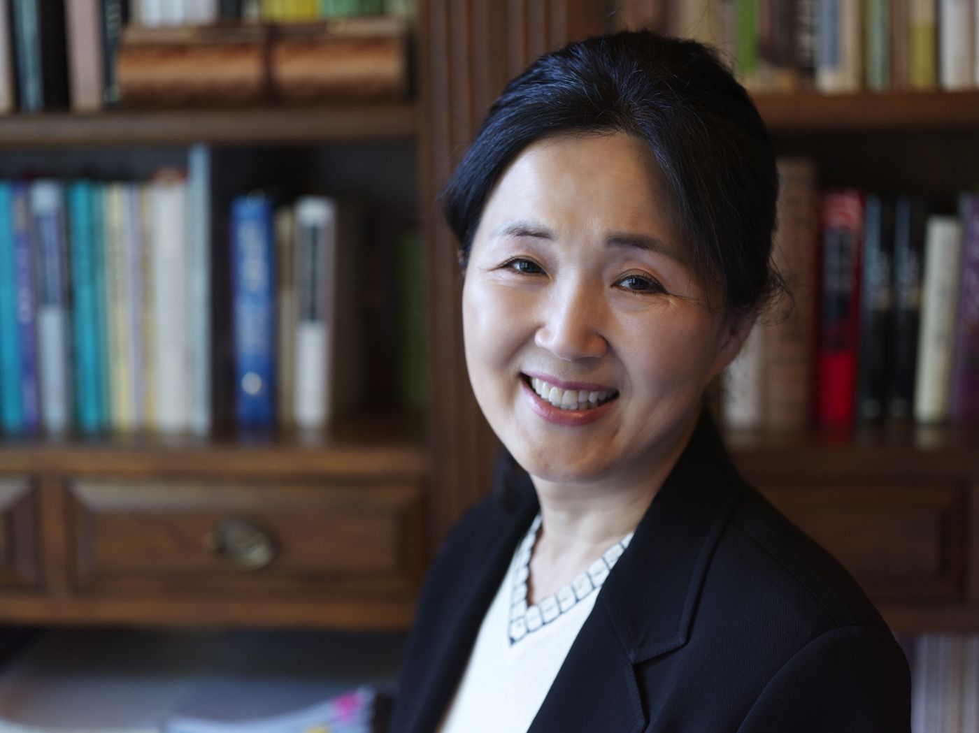 서재에서 웃고 있는 정명희 박사